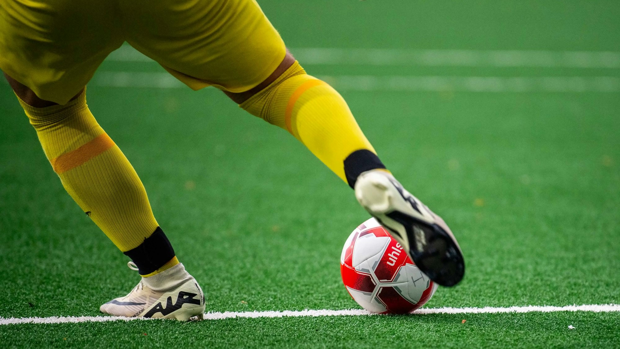 Ein Fußballtorwart schießt den Ball.