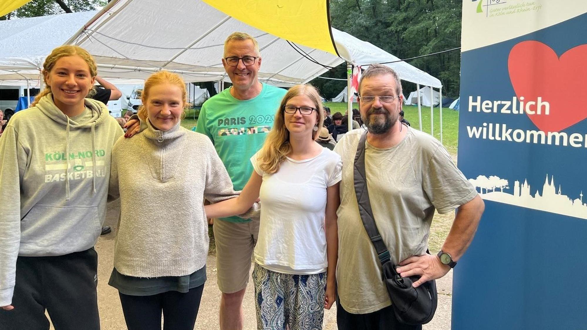 Johanna (Camp-Teilnehmerin), Julia Heinrichs (OT Nonni), Bürgermeister Andreas Wolter, Theresa Heckenbücker und Bernd Seibert (beide Kölner Jugendwerkzentrum).