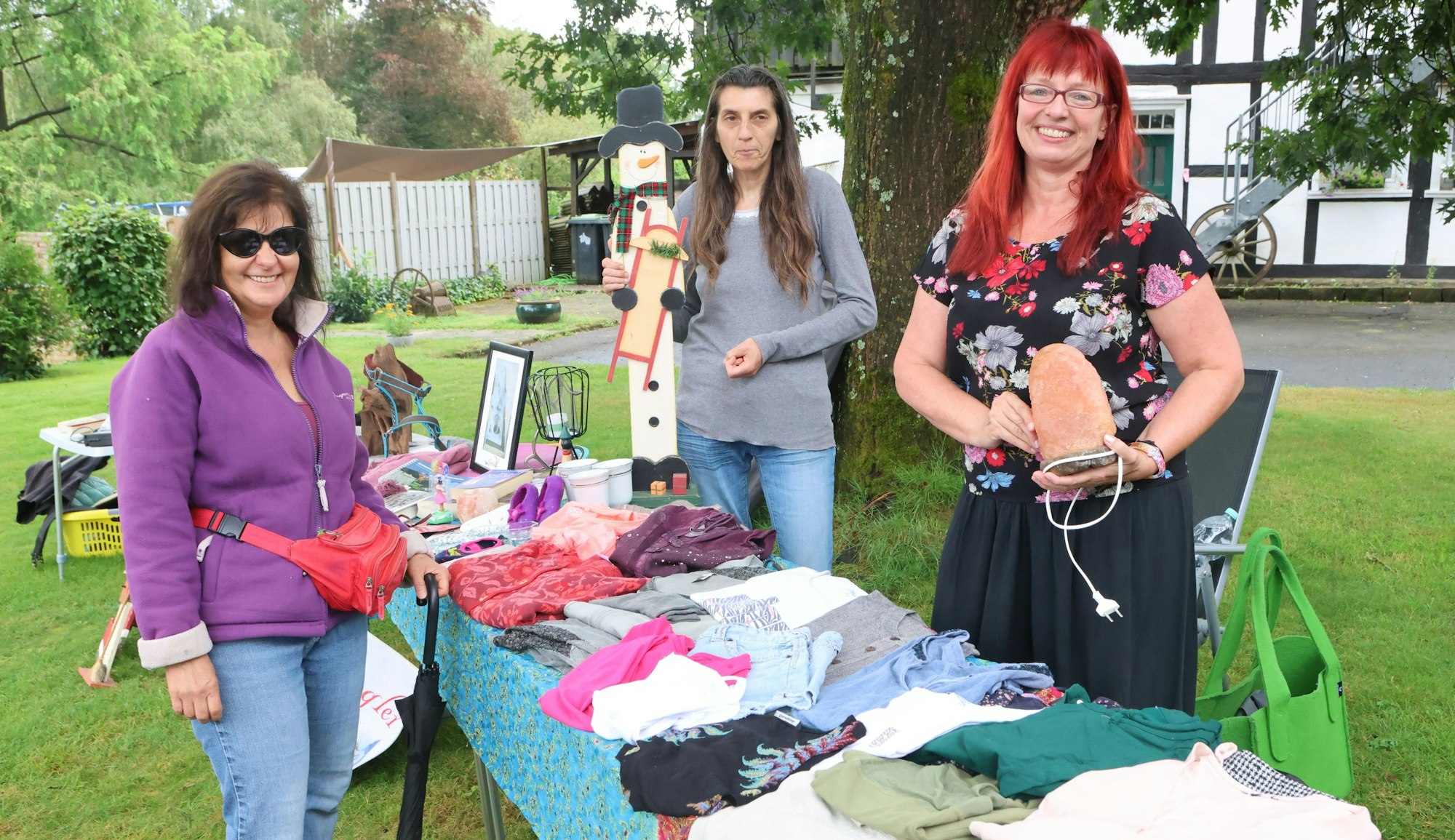 Dorftrödel Drinsahl, die Nümbrechterin Christiane Grantham (links) interessiert sich für das Angebot von Marita Roloff (Mitte) und Uta Riethig (rechts).