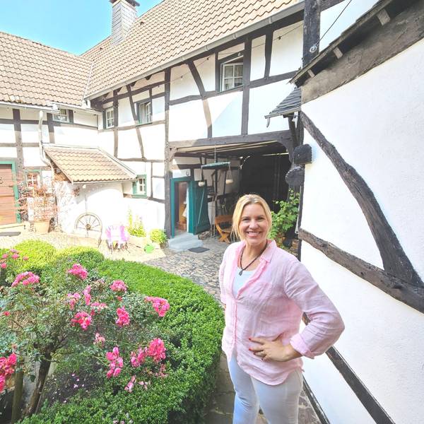 Nicole Staudinger steht im Innenhof ihres Vierkanthofs.