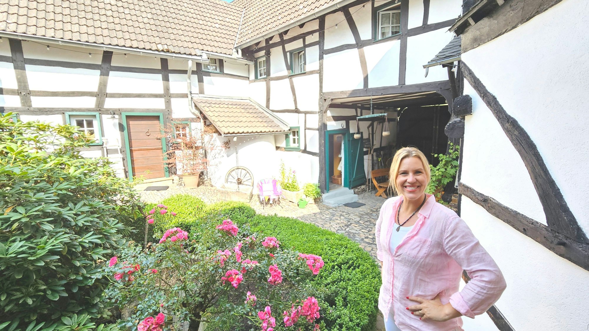 Nicole Staudinger steht im Innenhof ihres Vierkanthofs.