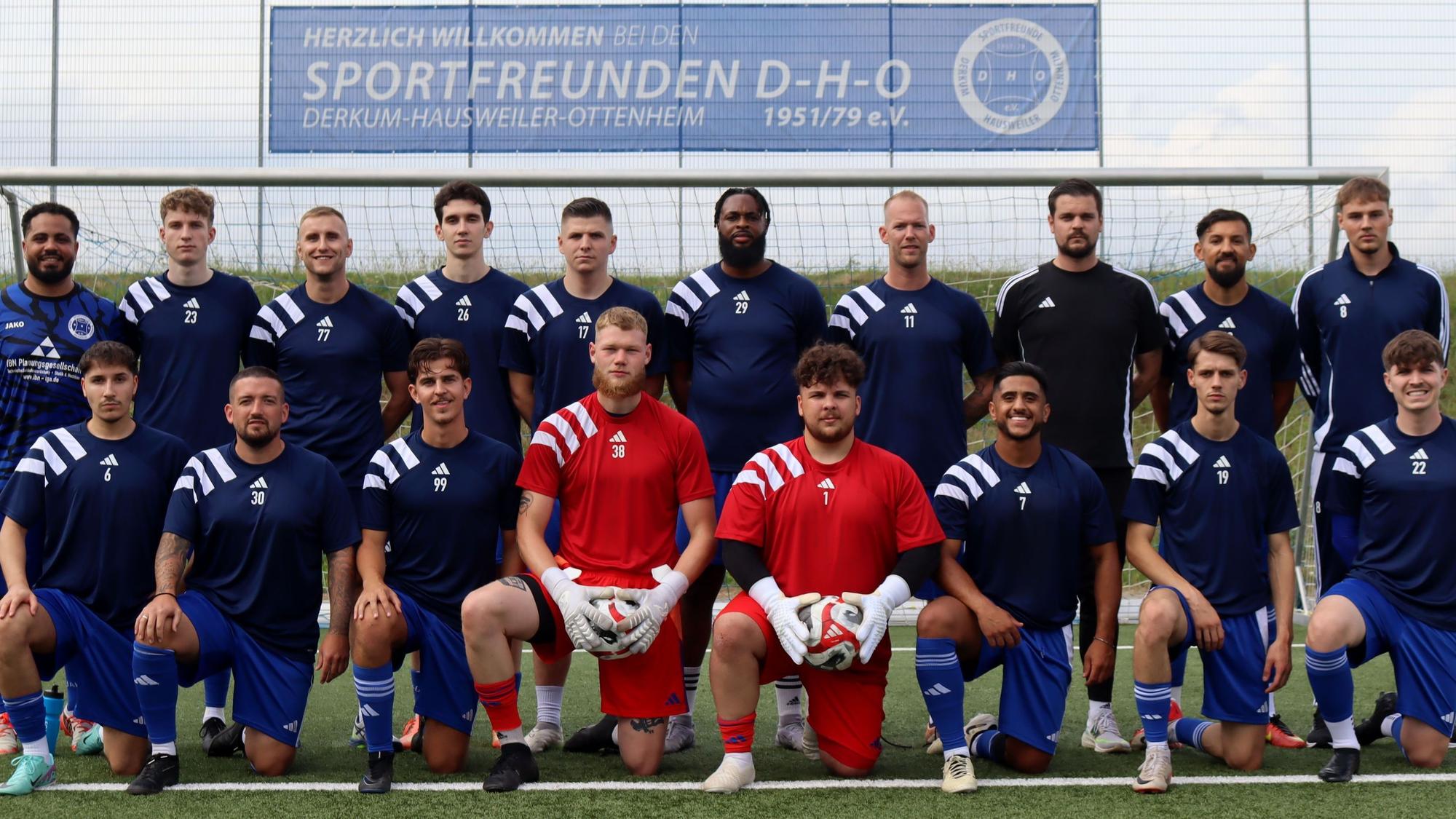 Das Bild zeigt die Sportfreunde D-H-O vor einem Spiel.