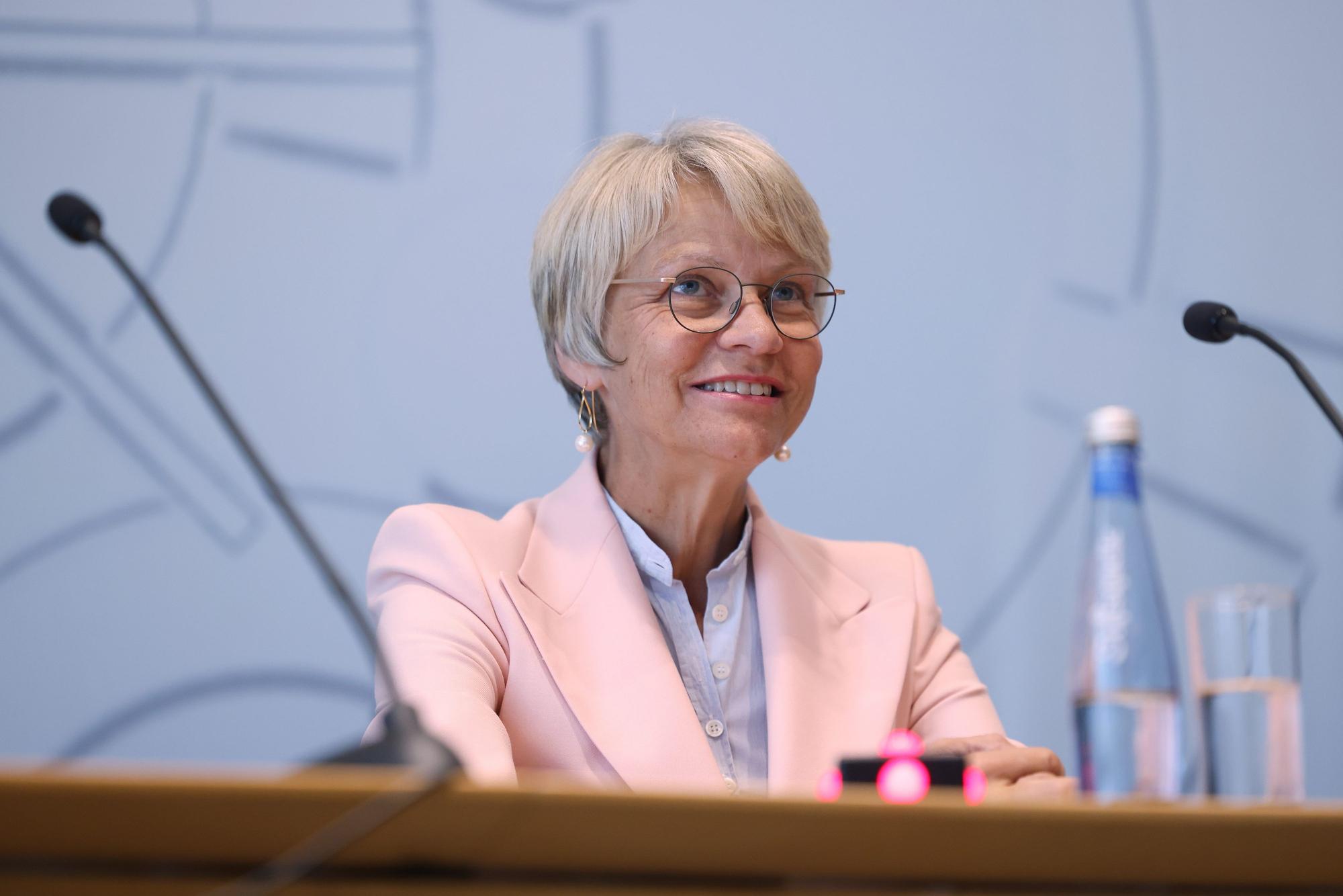 Schulministerin Dorothee Feller auf einer Pressekonferenz.