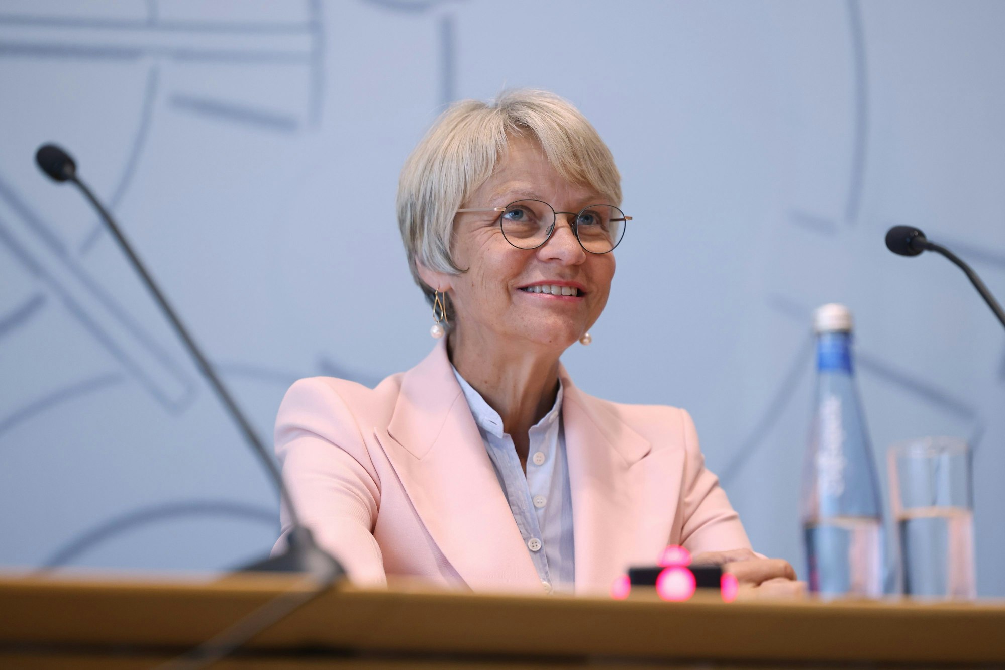Schulministerin Dorothee Feller auf einer Pressekonferenz.