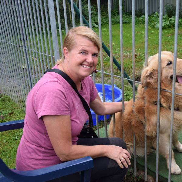 Silvia Schulisch streichelt den Golden Retriever Mischling Marley.