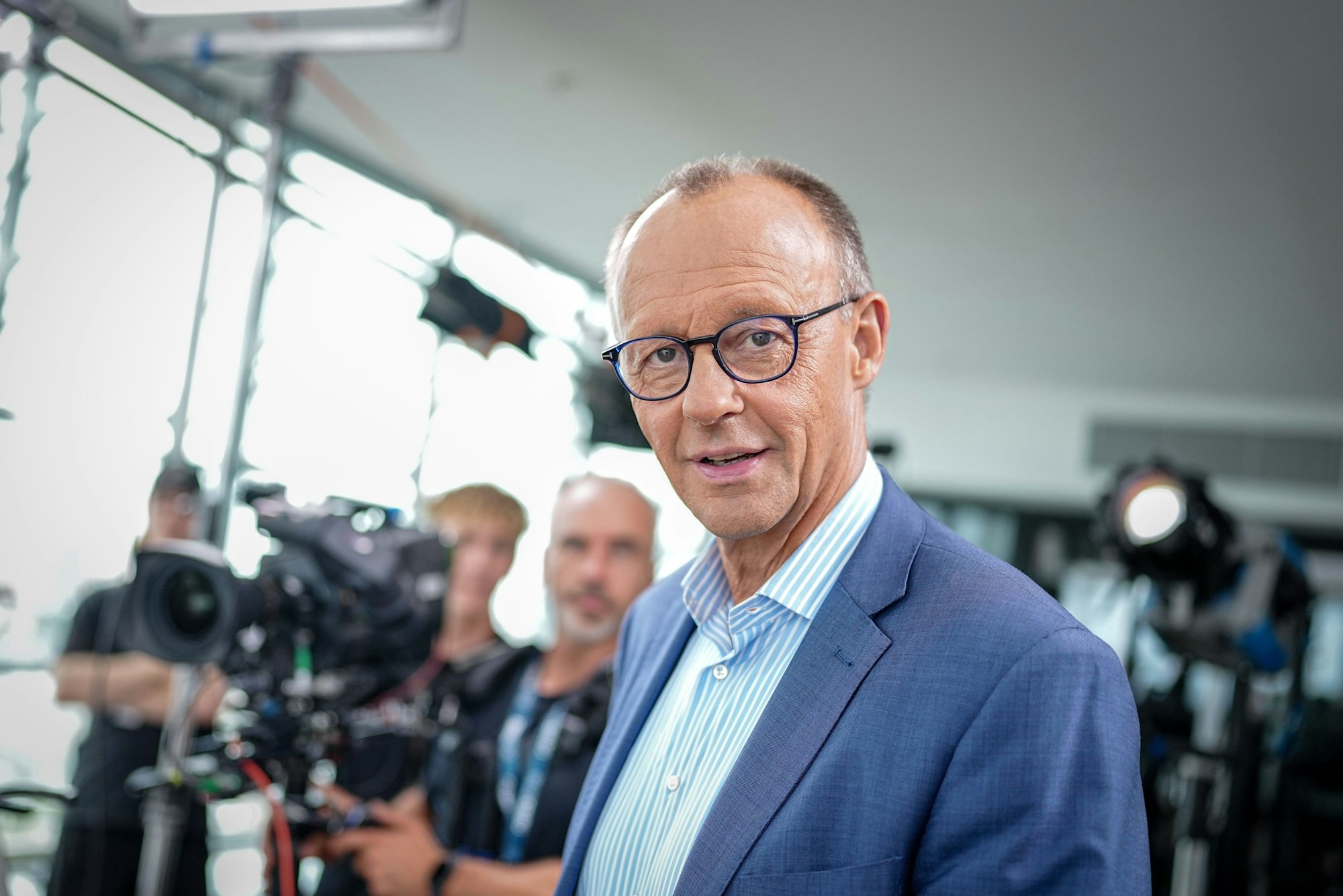 Friedrich Merz kommt zu einem Interview.