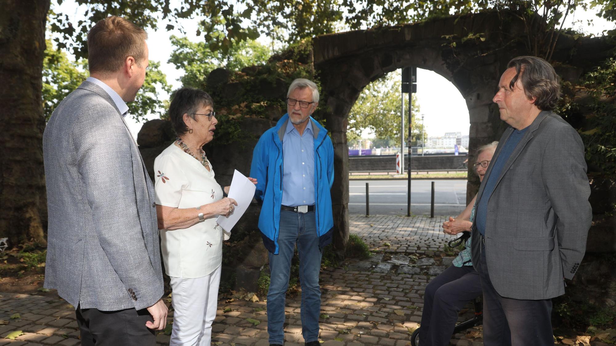Zu sehen ist Barbara Schock-Werner, Vizepräsidentin der NRW-Stiftung, die einen Förderbescheid über 20.000 Euro an Roland Schüler (r.) vom Verein „Fortis Colonia“ übergibt.