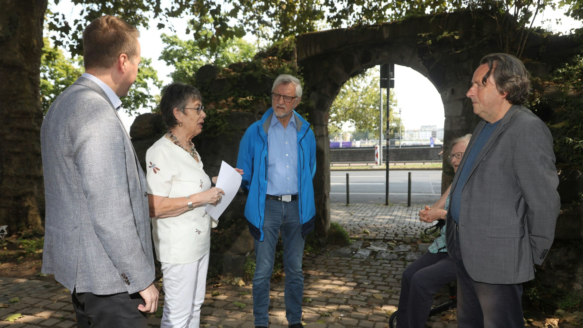 Zu sehen ist Barbara Schock-Werner, Vizepräsidentin der NRW-Stiftung, die einen Förderbescheid über 20.000 Euro an Roland Schüler (r.) vom Verein „Fortis Colonia“ übergibt.