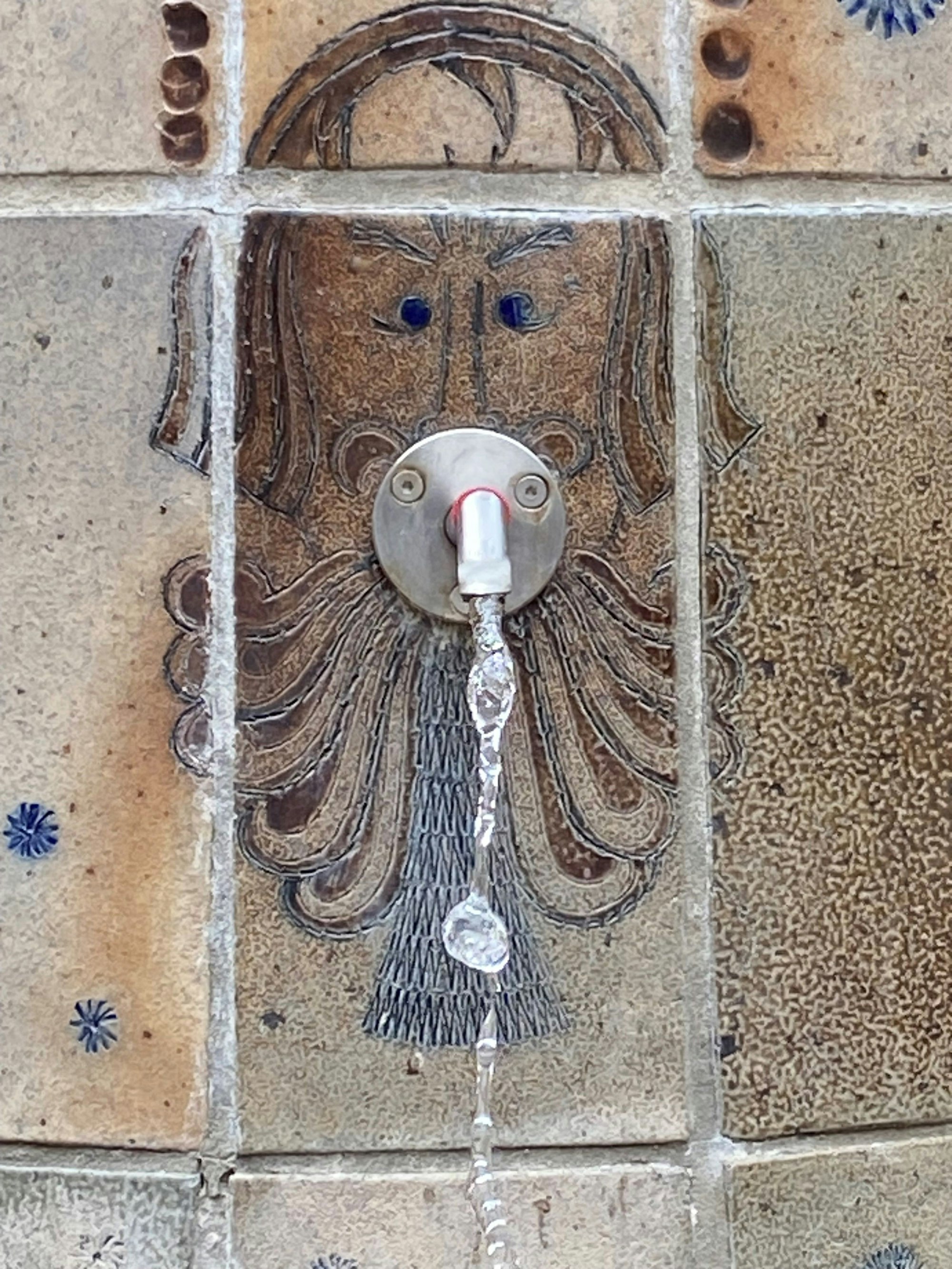 Auf dem Bild ist ein Detail des Rathausbrunnens zu sehen, ein Bartmann dient als Wasserspeier.