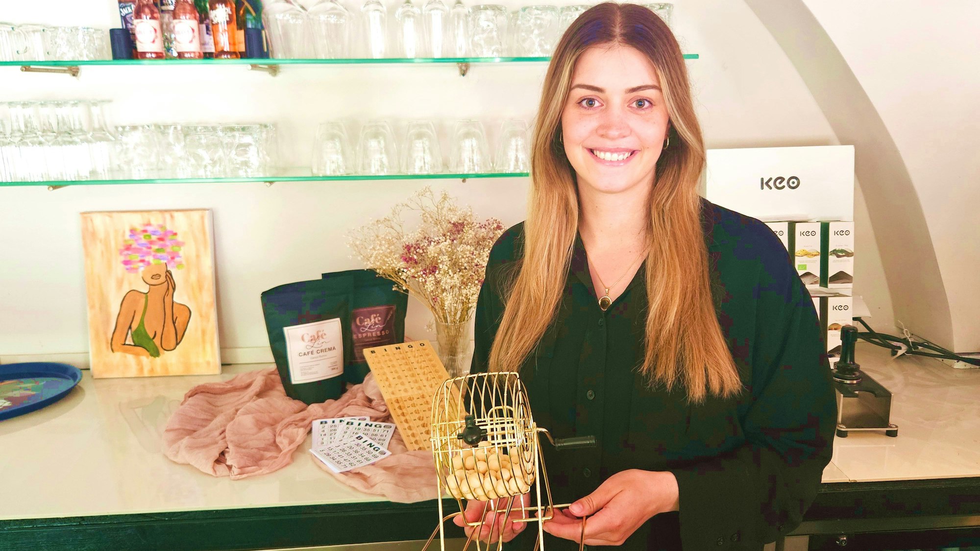 Linda Ajdini präsentiert eine Trommel mit den Bingo-Kügelchen für den ersten Spielabend am 14. September.