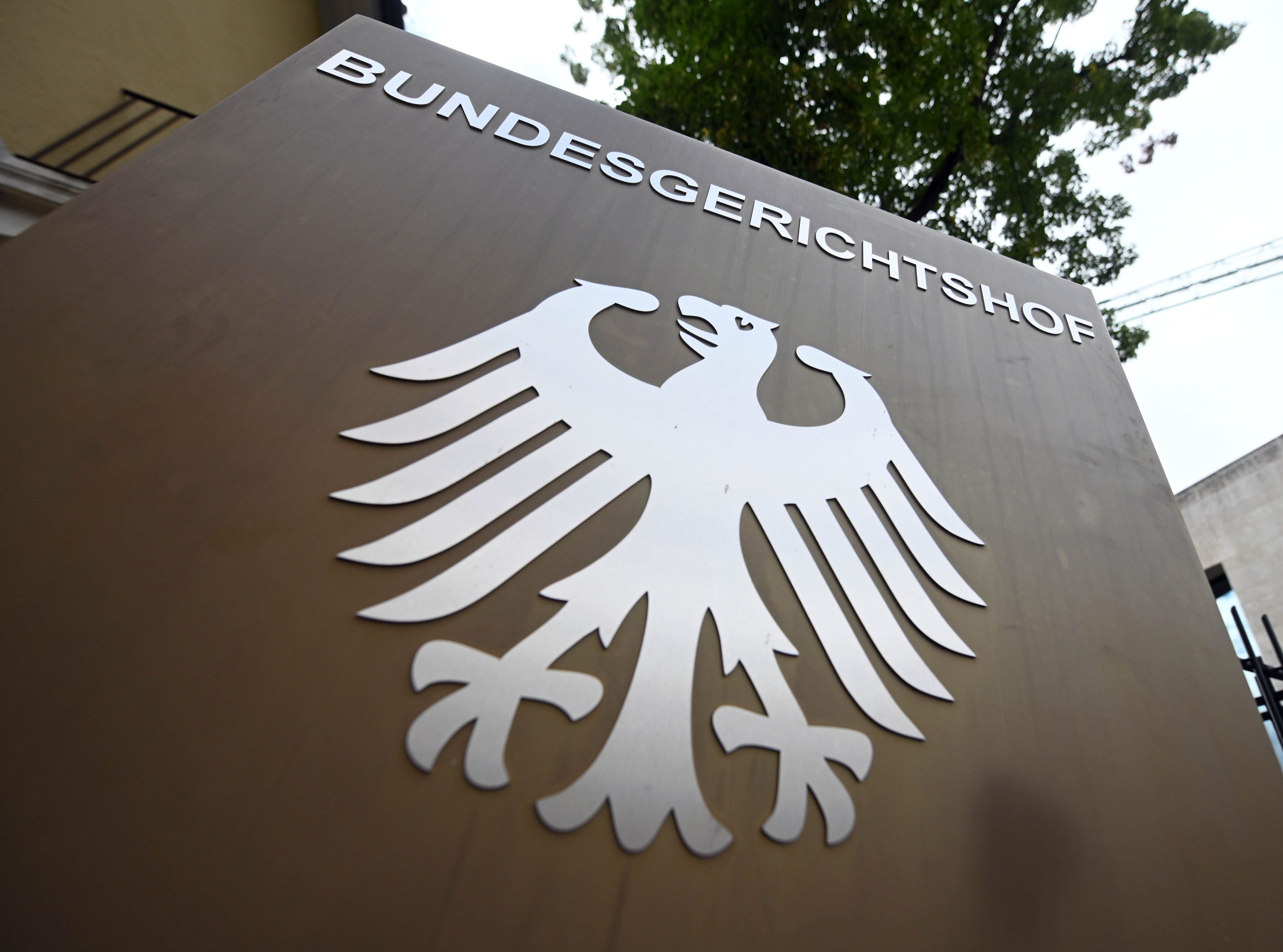Ein Hinweisschild mit dem Bundesadler und dem Schriftzug „Bundesgerichtshof“, aufgenommen beim Bundesgerichtshof (BGH). (Symbolbild)