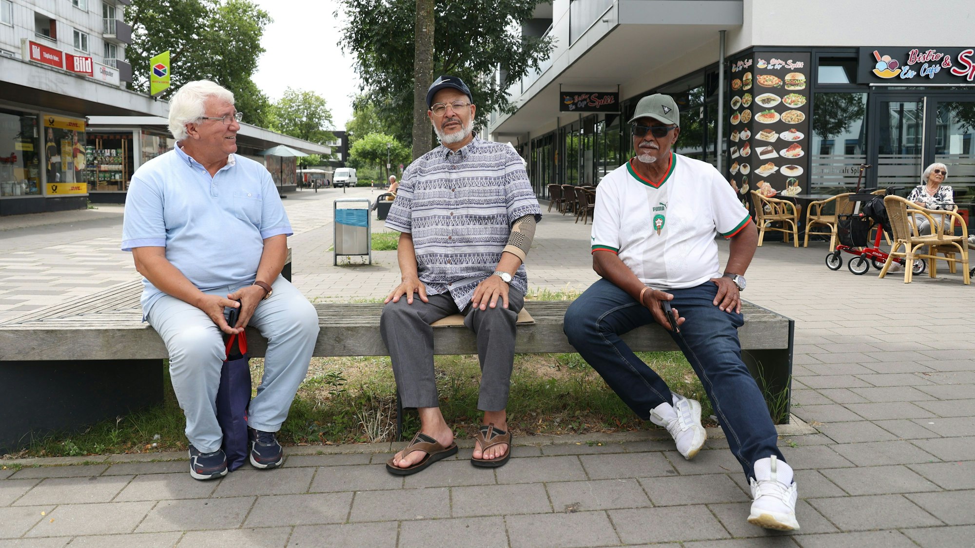 Nacer Lahmar (v.l.), Abdulah Abazzuh und Mohamed Hakkouch fehlt ein Toilette im Zentrum.