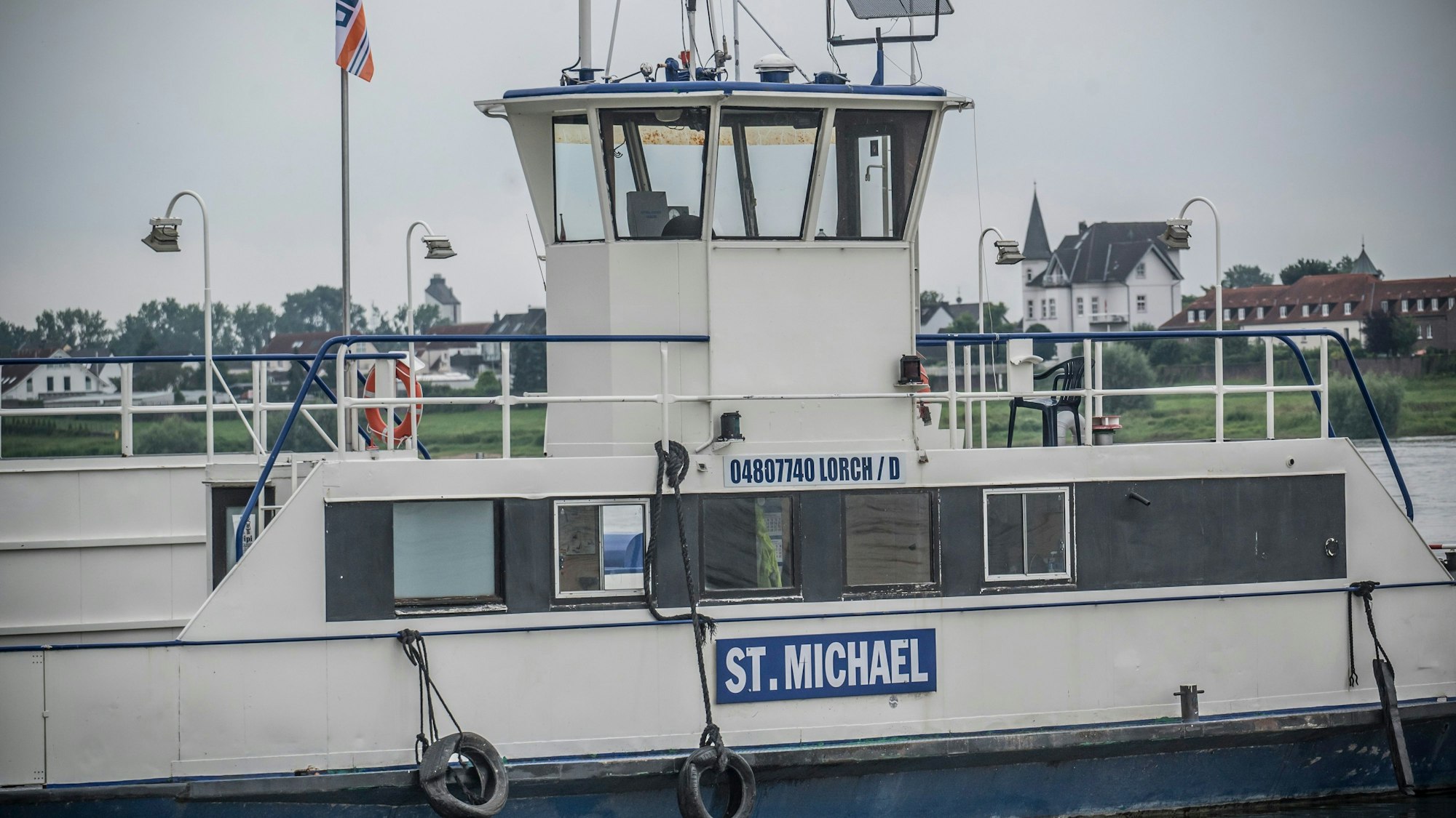 Die Fähre St. Michael hat in Hitdorf angelegt. Foto: Ralf Krieger