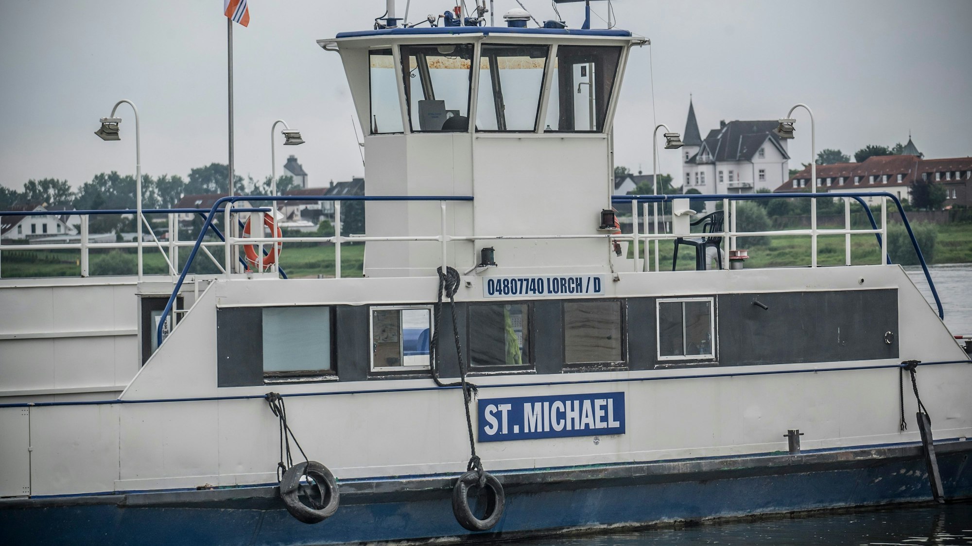 Die Fähre St. Michael hat in Hitdorf angelegt.
