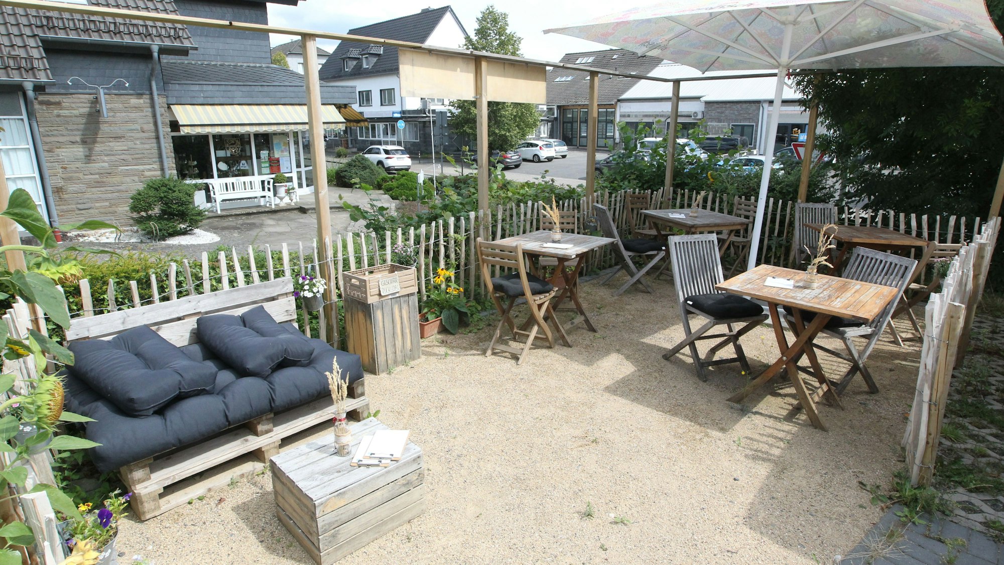 In einer Lounge-Ecke mit vier Tischen gibt es im Sommer Kaffee und Kuchen.