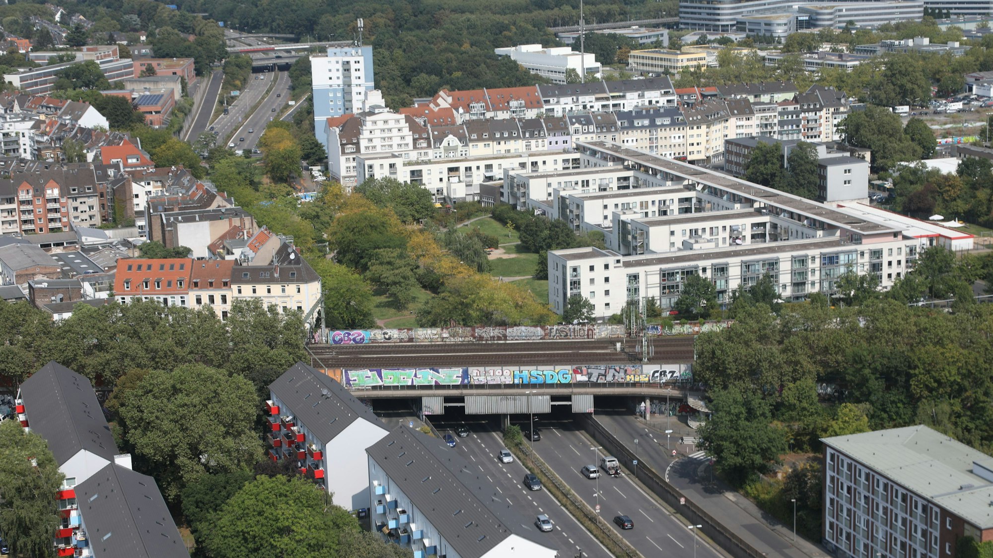 Übersicht über die überbaute Straße, auf der ein kleiner Park und die zwei kleinen Brücken zu finden sind.