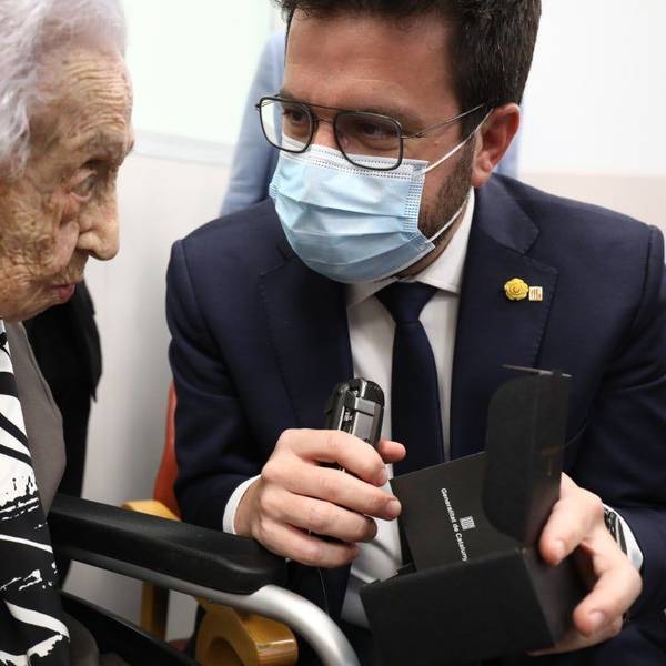 ARCHIV - 01.04.2023, Spanien, Gerona: Pere Aragones (r), Interimspräsident der Regionalregierung von Katalonien, besucht Maria Branyas, laut dem Guinness Buch der älteste Mensch der Welt.