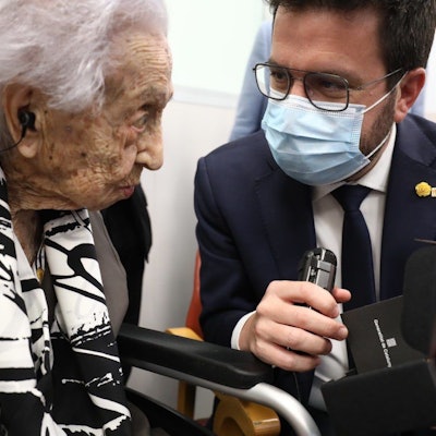 ARCHIV - 01.04.2023, Spanien, Gerona: Pere Aragones (r), Interimspräsident der Regionalregierung von Katalonien, besucht Maria Branyas, laut dem Guinness Buch der älteste Mensch der Welt.