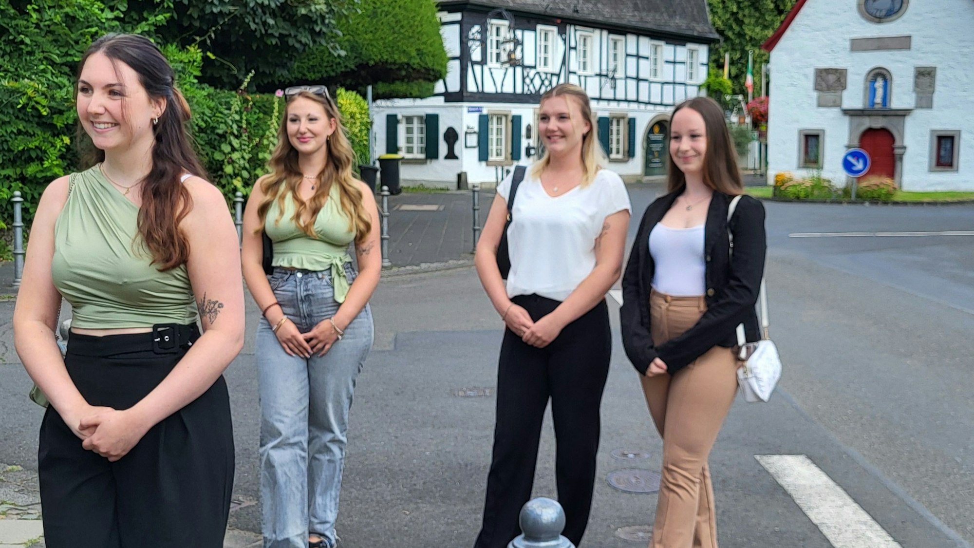 Vier junge Frauen vor der kleinen Kapelle in Rhöndorf.