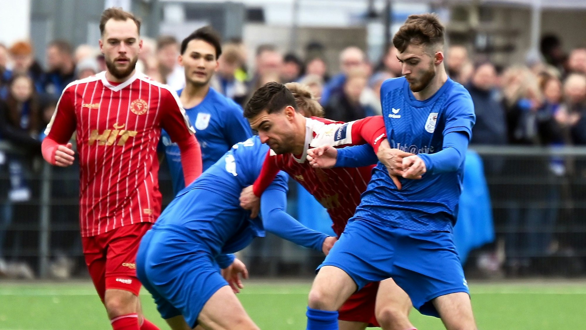 16.12.2023, Fussball Bitburger-Pokal
SV Bergfried Leverkusen - S.C. Fortuna Köln
mitte: Danny Breitfelder (Fortuna)
rechts: Florian Blatt (Bergfried)
Foto: Uli Herhaus