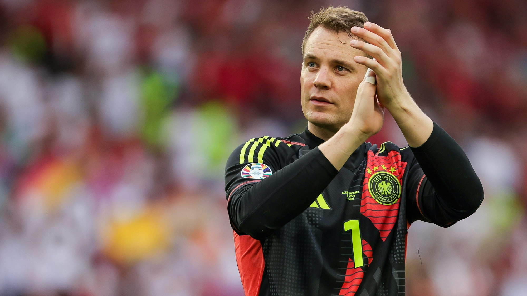 Manuel Neuer applaudiert nach einem Spiel mit der deutschen National-Elf.