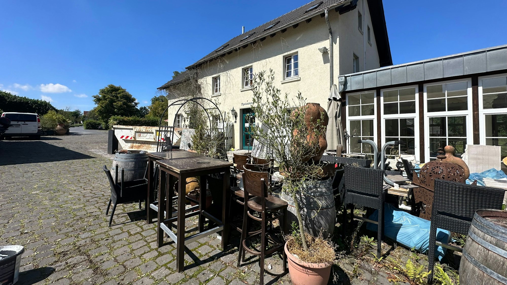 Gerümpel steht noch auf dem Hof der Niederpleiser Mühle.