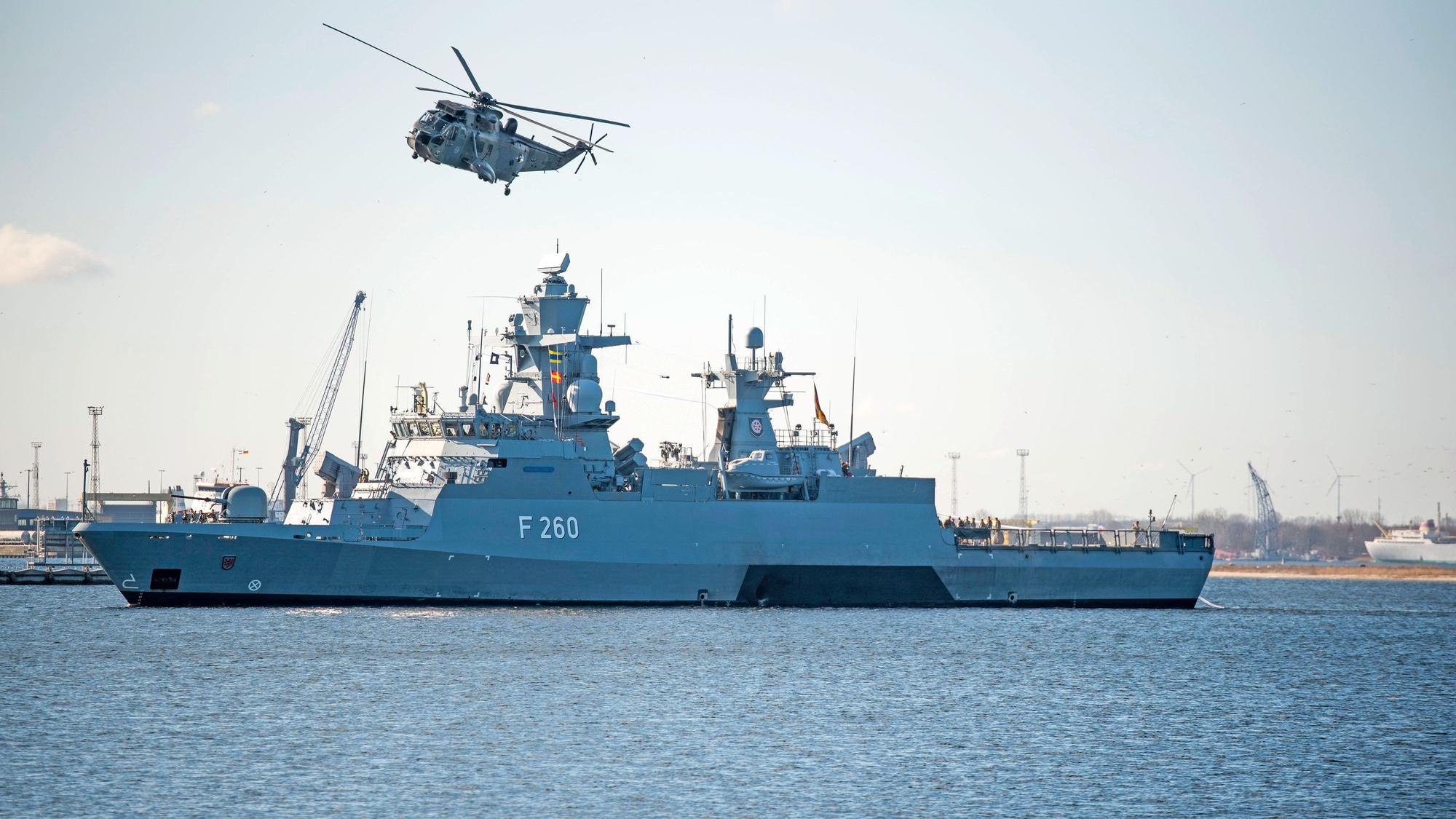 Die Korvette „Braunschweig“ der deutschen Marine auf dem Weg zu ihrem Heimathafen.