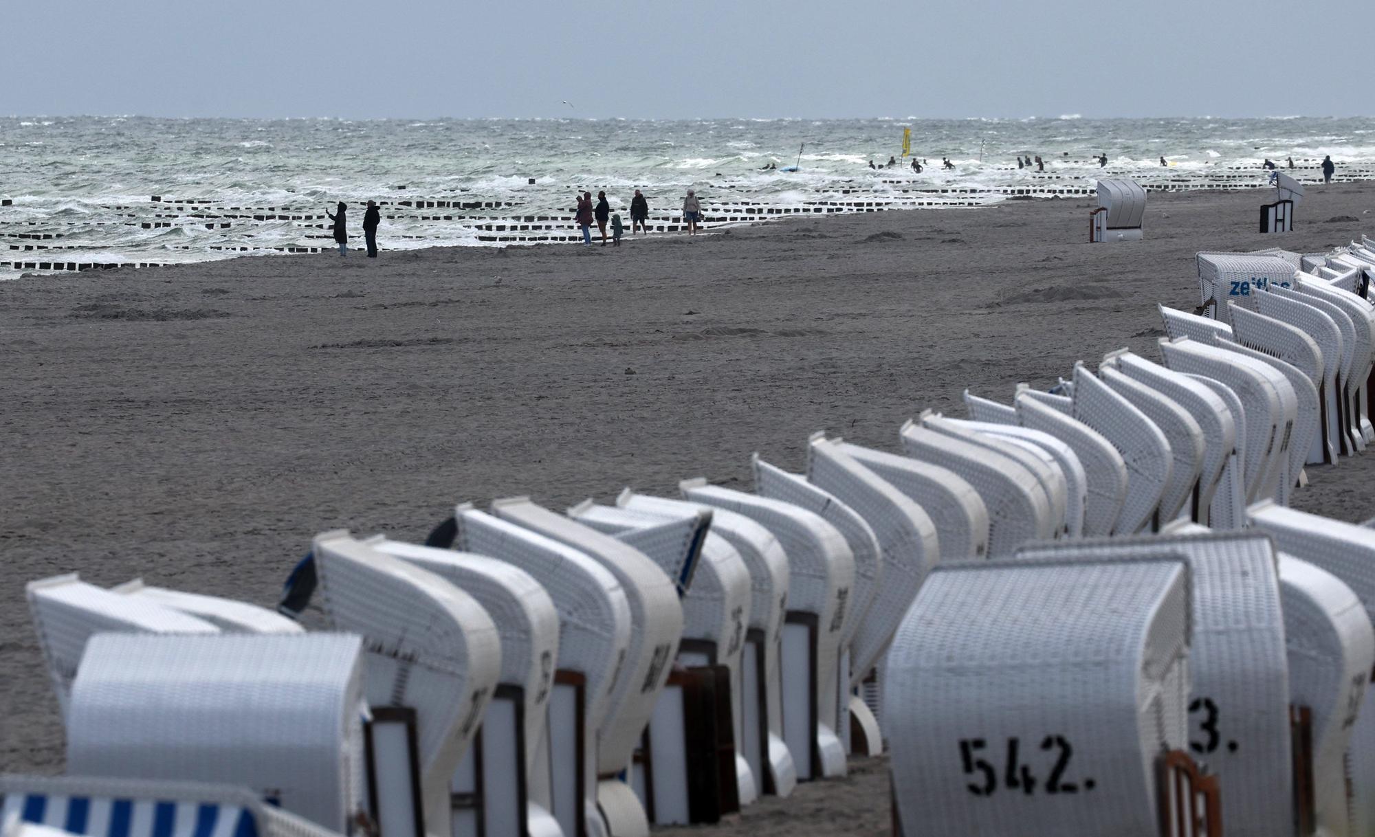 21.08.2024, Mecklenburg-Vorpommern, Zingst: Die Strandkörbe sind leer, an der Ostsee sind nur wenige Spaziergänger unterwegs. Regen und Wind sorgen für eine kurze Sommerpause an der Ostsee. Foto: Bernd Wüstneck/dpa +++ dpa-Bildfunk +++