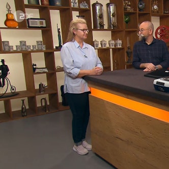 Die Verkäuferin aus Engelskirchen (v.l.) mit Horst Lichter bei der Expertise von Heide Rezepa-Zabel bei „Bares für Rares“.