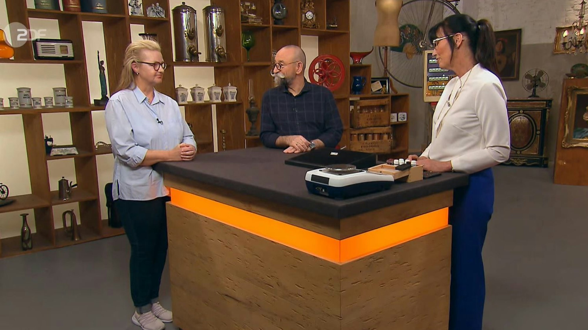 Die Verkäuferin aus Engelskirchen (v.l.) mit Horst Lichter bei der Expertise von Heide Rezepa-Zabel bei „Bares für Rares“.