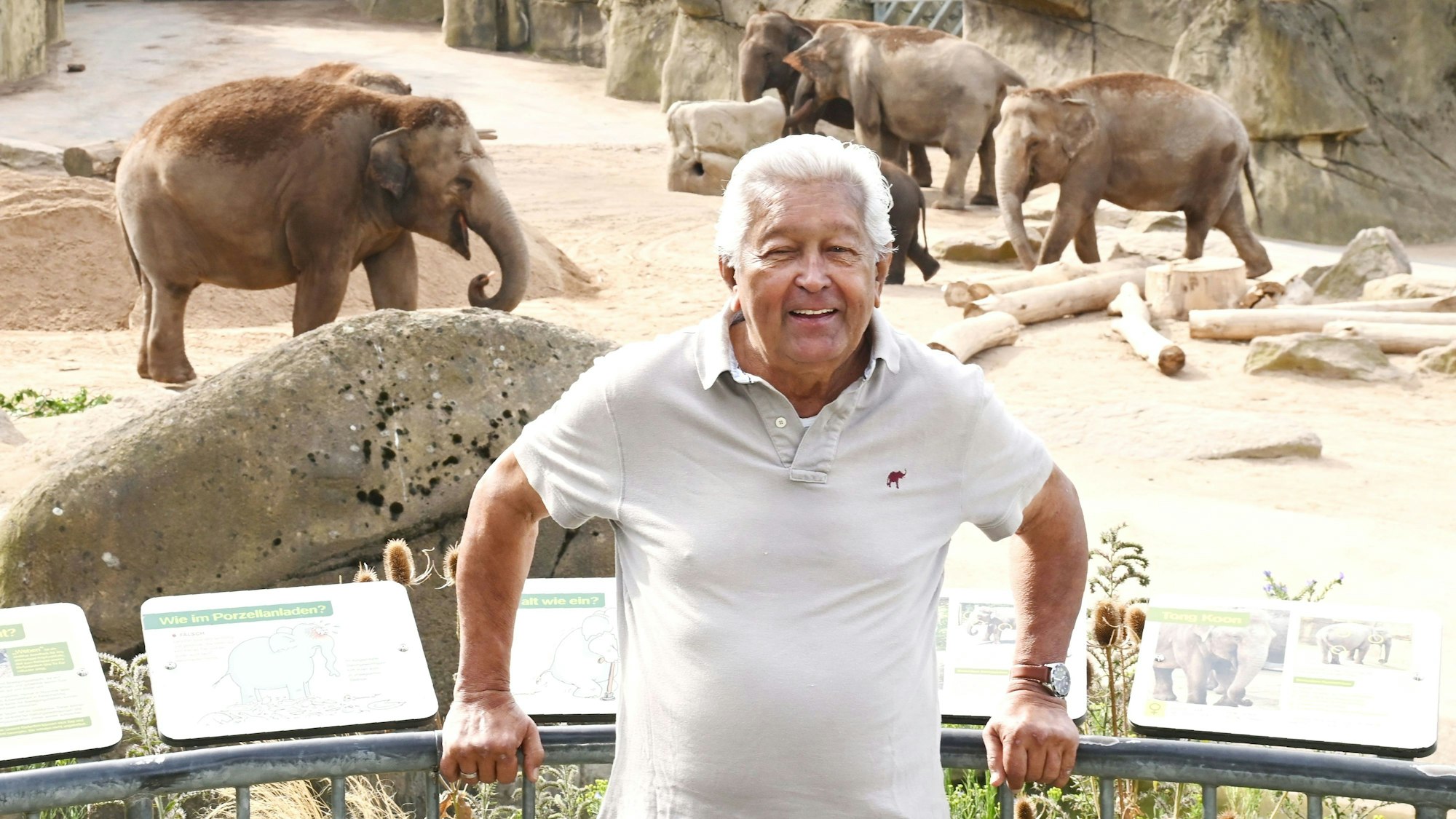 Der ehemalige Chef-Elefantenpfleger des Kölner Zoos, Brian Batstone, steht vor dem Elefantengehege.