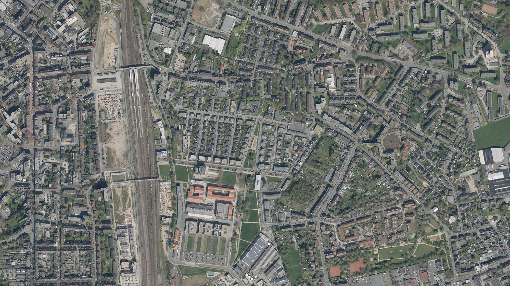 Die Bahnstadt Opladen aus der Luft: Links der Gleise die noch zum großen Teil unbebauten Areale der Bahnstadt West.