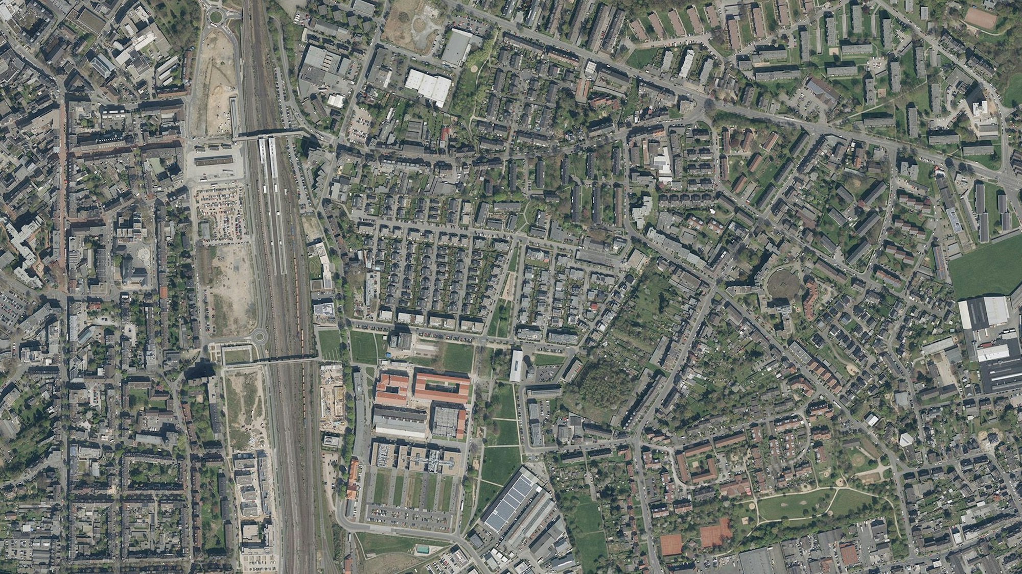 Die Bahnstadt Opladen aus der Luft: Links der Gleise die noch zum großen Teil unbebauten Areale der Bahnstadt West.