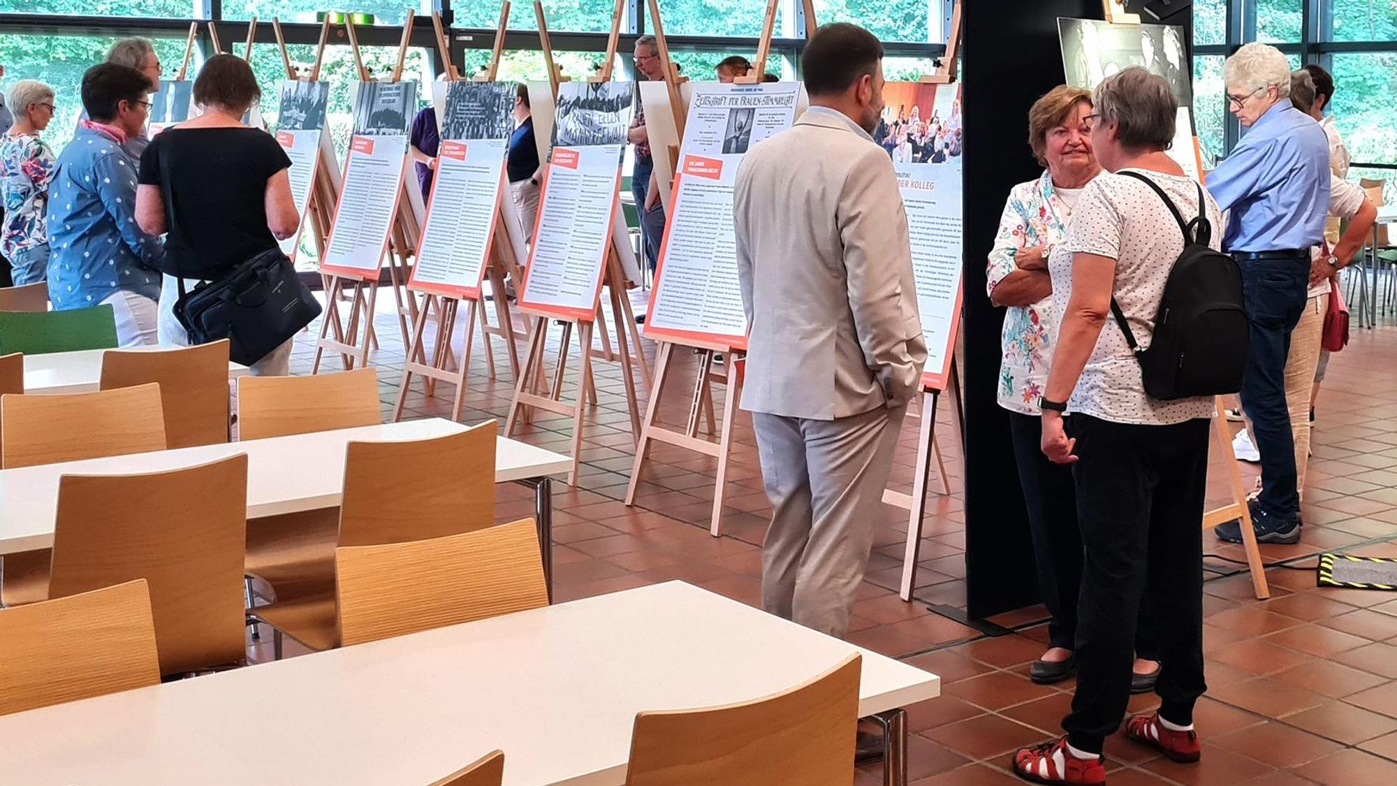 Besucher betrachten die Stelltafeln.