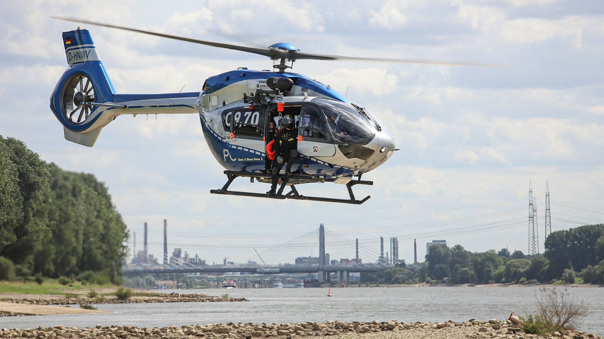 Die Landespolizei übt am Rhein in Hitdorf das Retten einer Person im Gewässer.