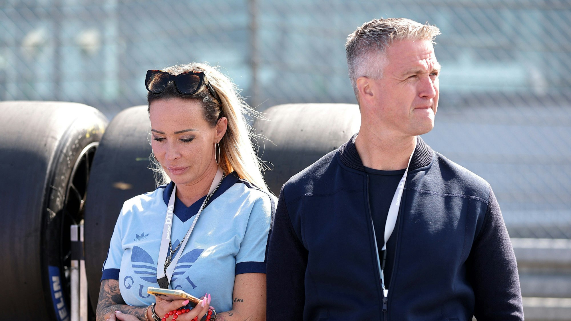 Cora Schumacher und Ralf Schumacher schauen sich nicht an.