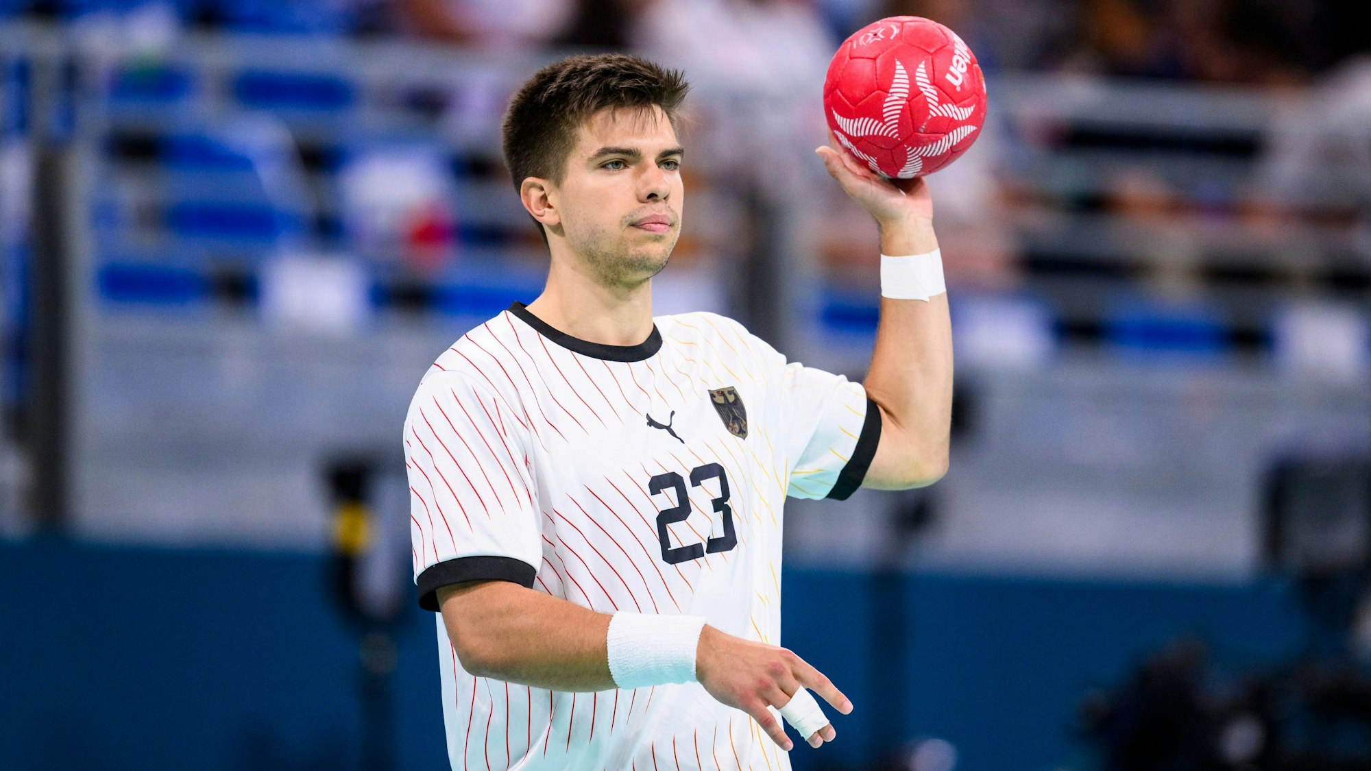 ARCHIV - 11.08.2024, Frankreich, Lille: Handball: Olympia, Deutschland - Dänemark, Finalrunde, Finale, Stade Pierre-Mauroy. Deutschlands Renars Uscins in Aktion.