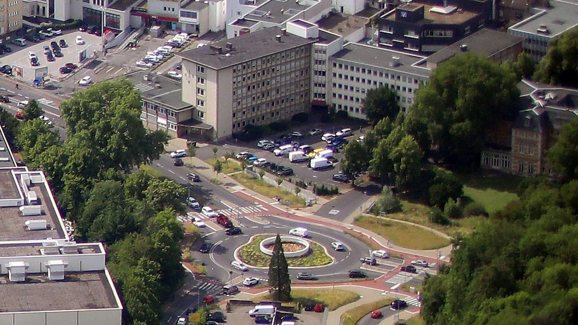 Luftbild des Kreisverkehrs Schnabelsmühle in Bergisch Gladbach. Dahinter die beiden Stadthäuser, rechts daneben Villa Zanders mit Park.