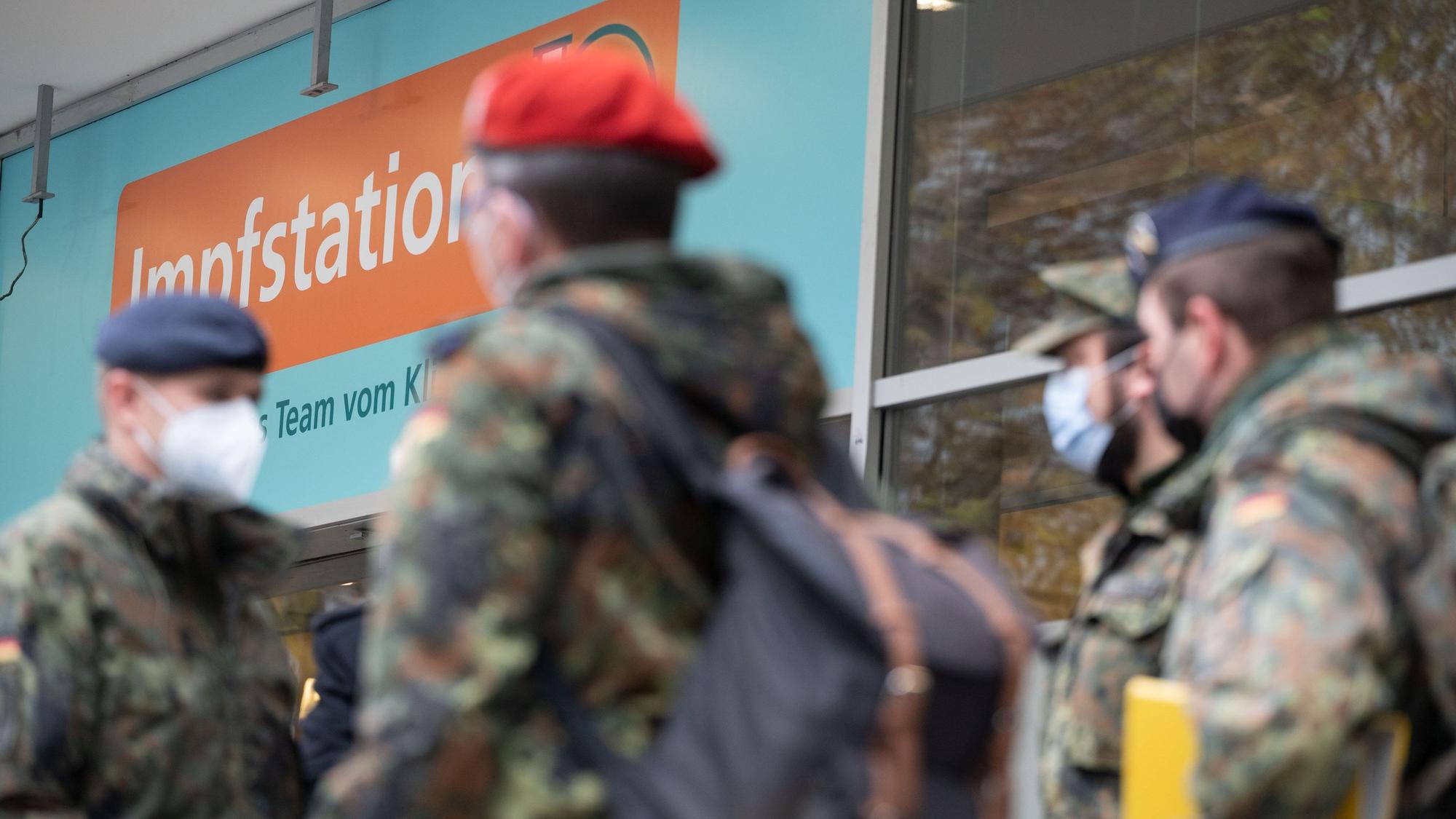 Bundeswehrangehörige kommen nach einem Erkundungsrundgang aus einer neu eingerichteten Impfstation des Klinikum Stuttgart in der Innenstadt.