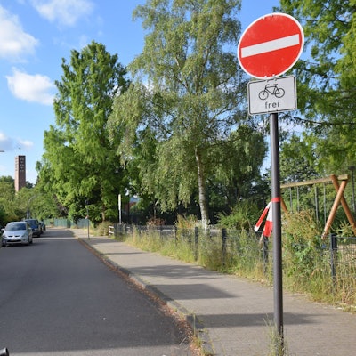Die Schulstraße an der Rosenmaarstraße in Hohenhaus.