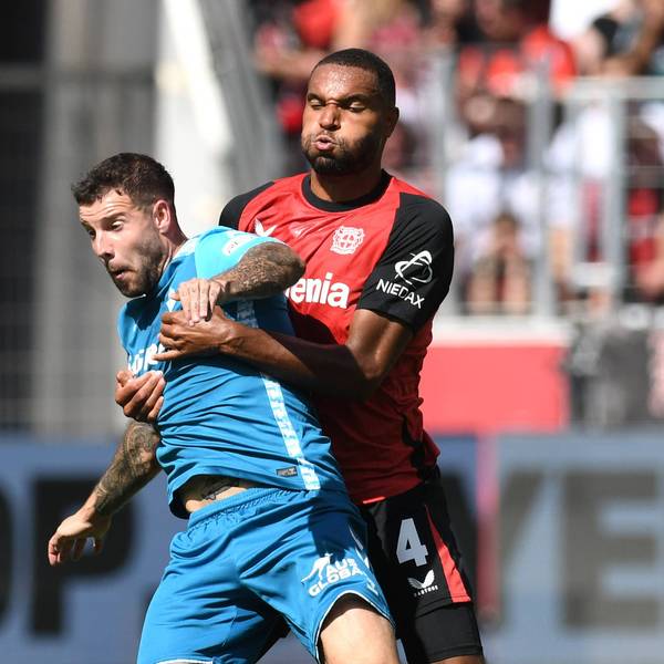 Jonathan Tah von Bayer 04 Leverkusen im Zweikampf mit Aitor Ruibal von Real Betis Sevilla.