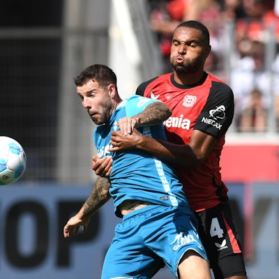 Jonathan Tah von Bayer 04 Leverkusen im Zweikampf mit Aitor Ruibal von Real Betis Sevilla.
