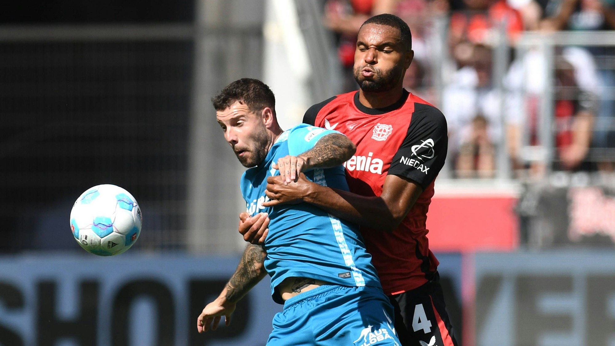 Jonathan Tah von Bayer 04 Leverkusen im Zweikampf mit Aitor Ruibal von Real Betis Sevilla.