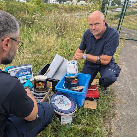 Das Bild zeigt die Mülldetektive Hussam Shehade und Ralf Denzel, die versuchen, Müllsündern auf die Spur zu kommen.