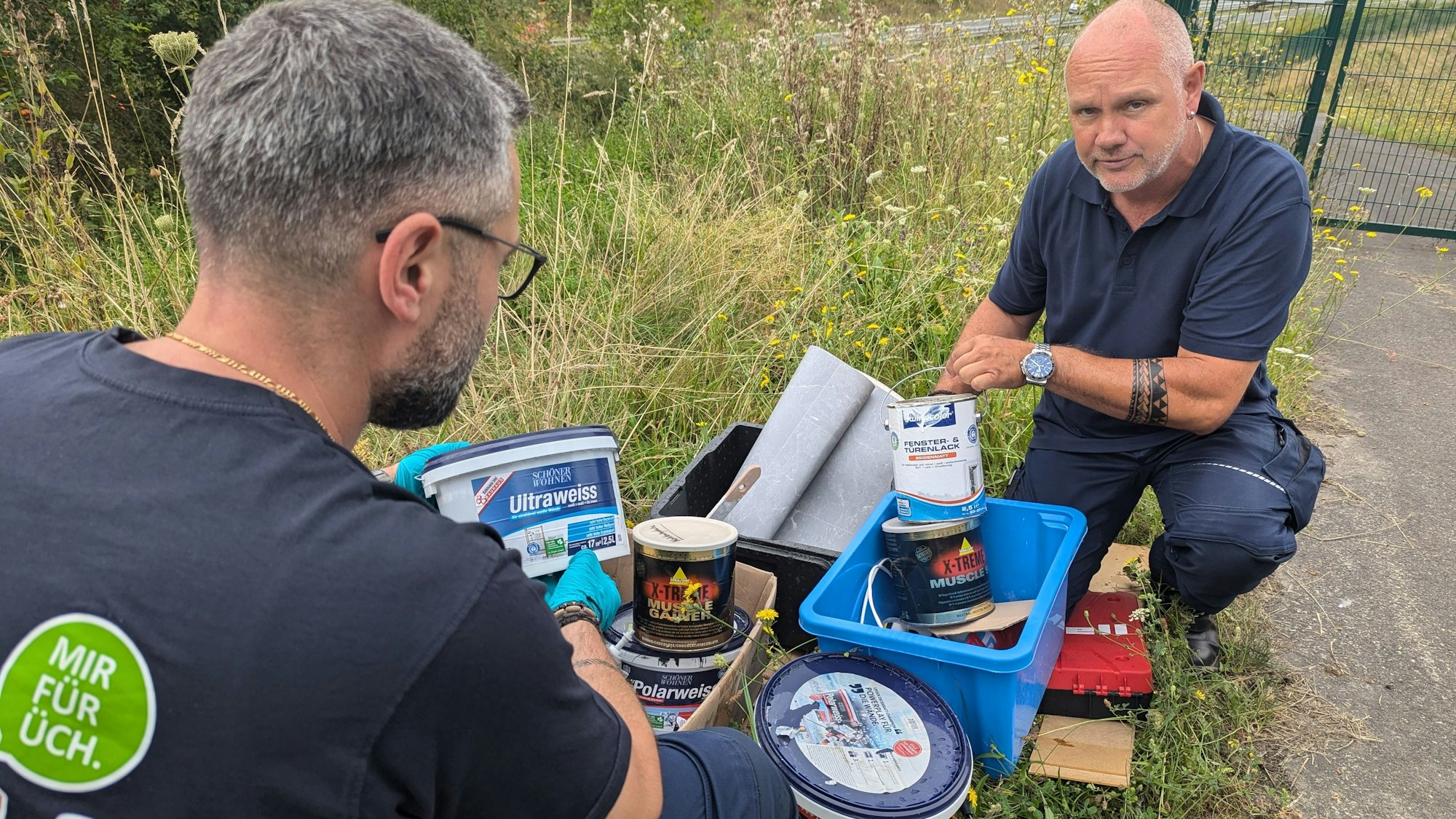 Das Bild zeigt die Mülldetektive Hussam Shehade und Ralf Denzel, die versuchen, Müllsündern auf die Spur zu kommen.