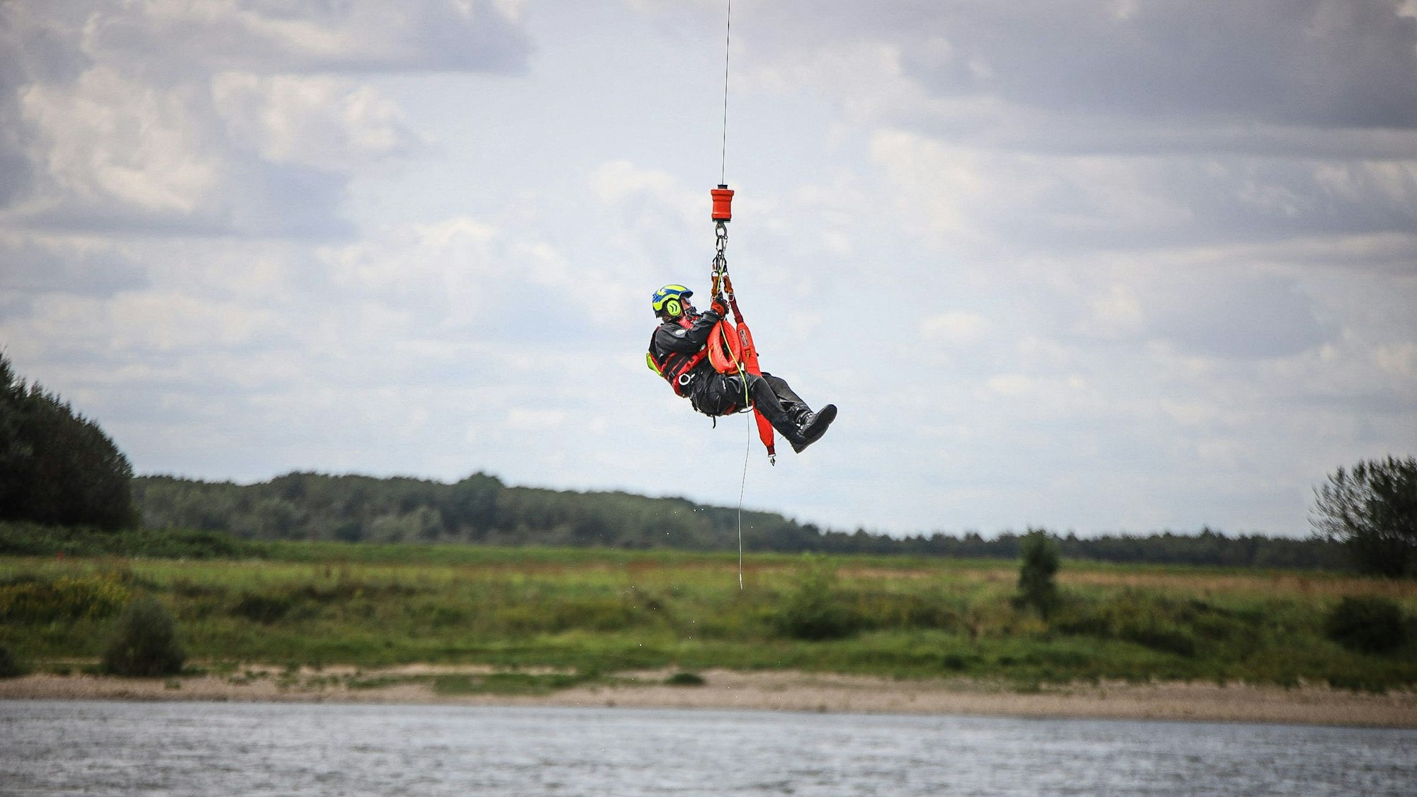 Ein Retter wurde in den Rhein abgeseilt.