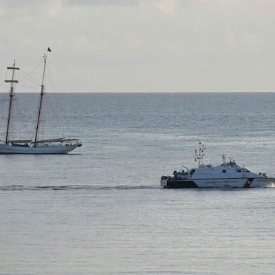 Italienische Einsatzkräfte (r.) am Unglücksort der „Bayesian“. Links liegt die „Sir Robert Baden Powell“, deren Kapitän Karsten Börner 15 Menschen rettete.
