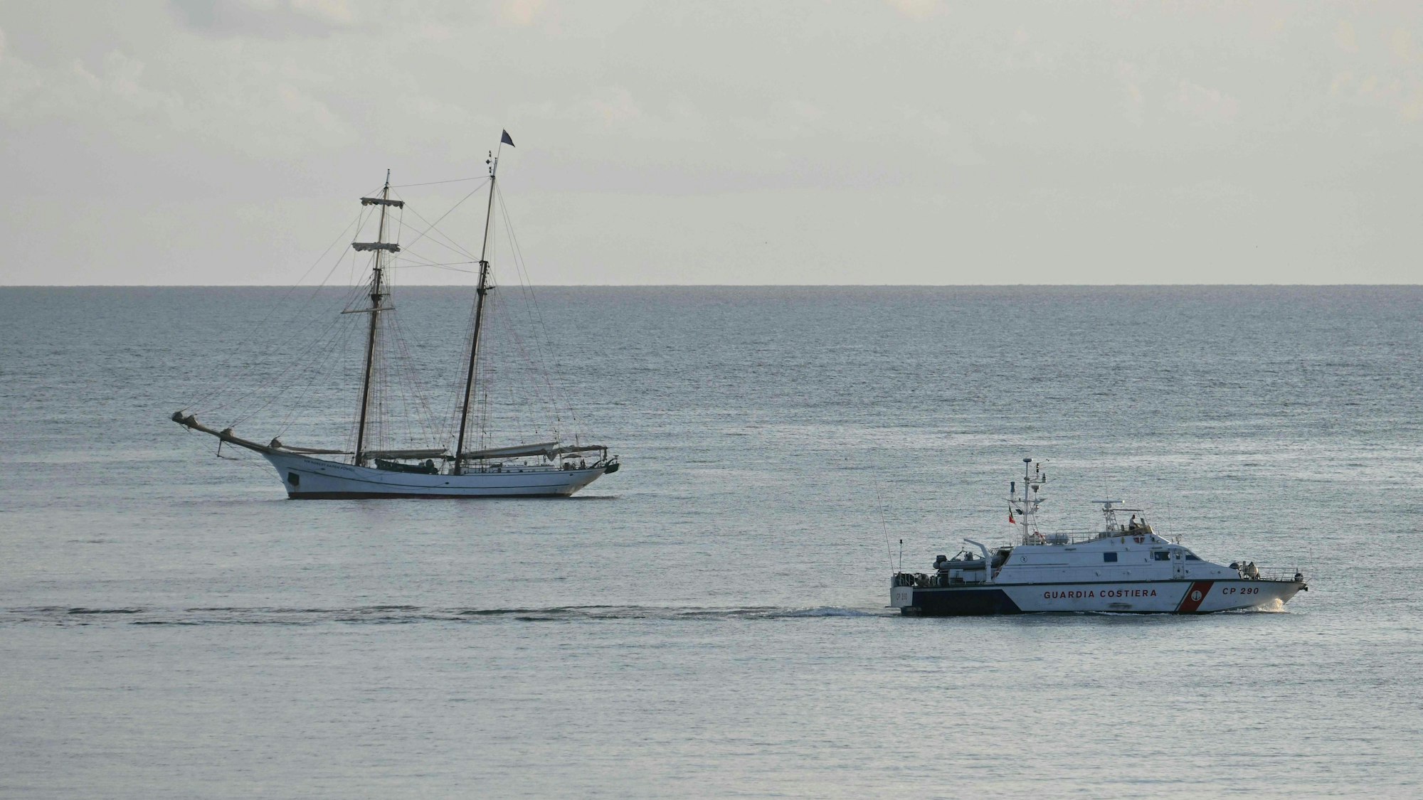 Italienische Einsatzkräfte (r.) am Unglücksort der „Bayesian“. Links liegt die „Sir Robert Baden Powell“, deren Kapitän Karsten Börner 15 Menschen rettete.