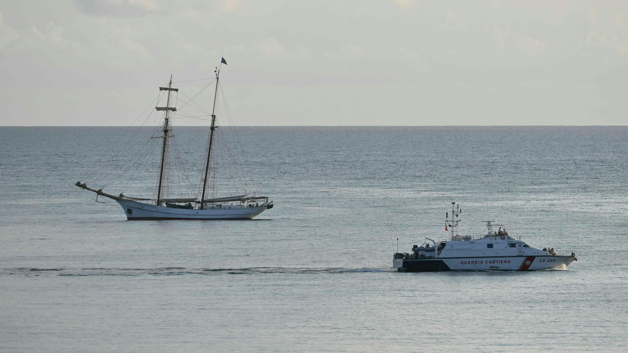 Italienische Einsatzkräfte (r.) am Unglücksort der „Bayesian“. Links liegt die „Sir Robert Baden Powell“, deren Kapitän Karsten Börner 15 Menschen rettete.
