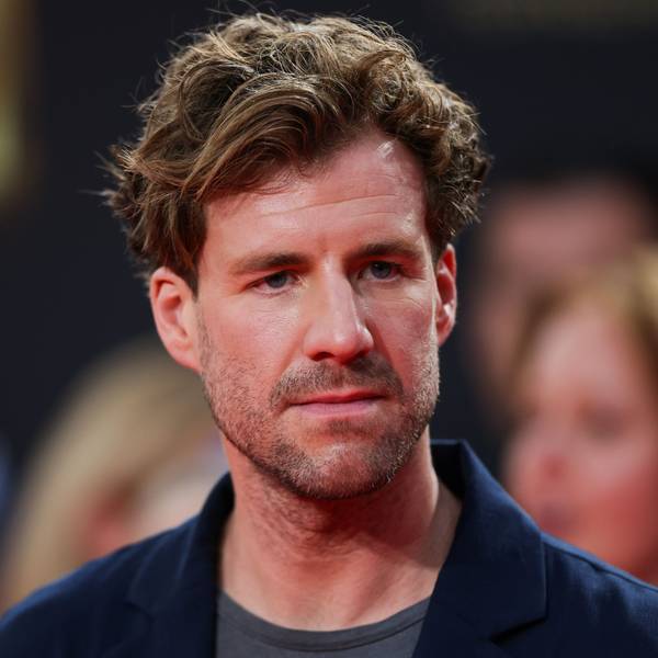 ARCHIV - 28.09.2023, Nordrhein-Westfalen, Köln: Comedian Luke Mockridge kommt zur Verleihung der Deutschen Fernsehpreise 2023 ins Kölner Coloneum. (zu dpa: «Mockridge ab September wieder bei Sat.1 zu sehen») Foto: Rolf Vennenbernd/dpa +++ dpa-Bildfunk +++